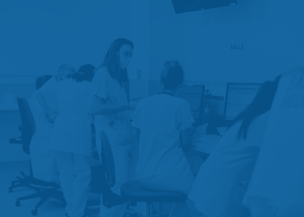 Équipe d'un service d'urgence échangeant au sujet des patients.